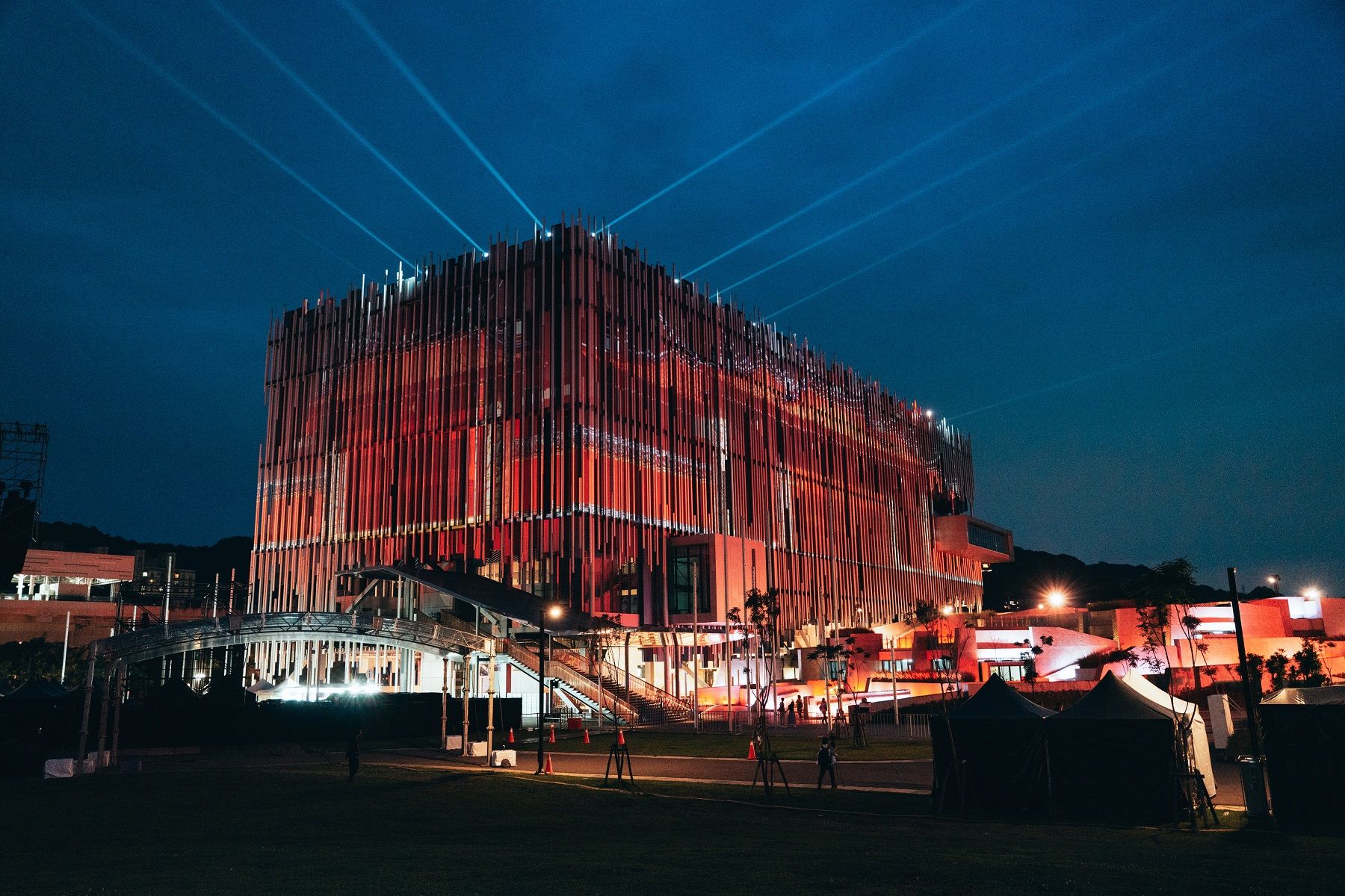 ▲▼Energy將擔任世壯運閉幕式表演嘉賓，世壯運閉幕典禮將搭配新北市美術館建築光雕投影，融合音樂、表演與視覺設計。（圖／2025雙北世壯運執委會提供）