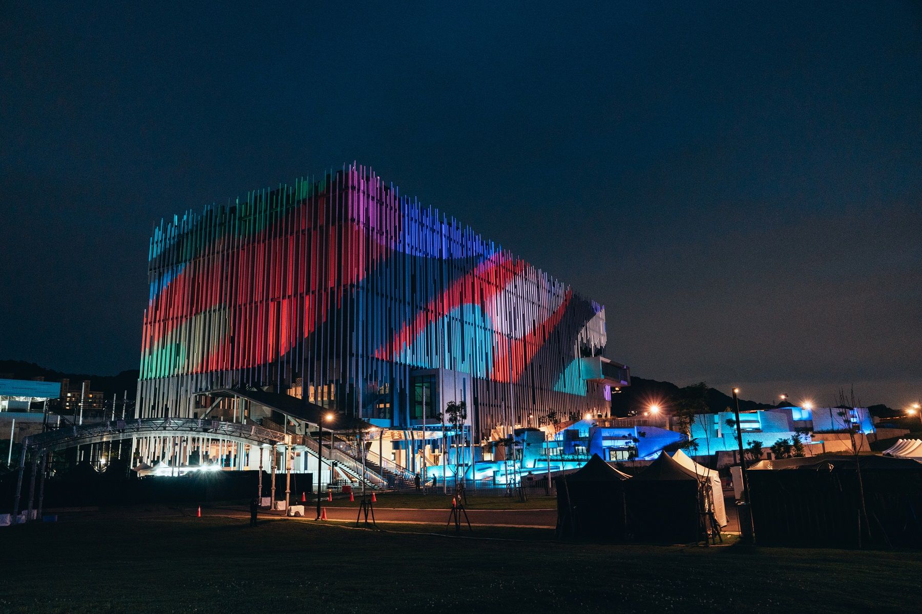 ▲▼Energy將擔任世壯運閉幕式表演嘉賓，世壯運閉幕典禮將搭配新北市美術館建築光雕投影，融合音樂、表演與視覺設計。（圖／2025雙北世壯運執委會提供）