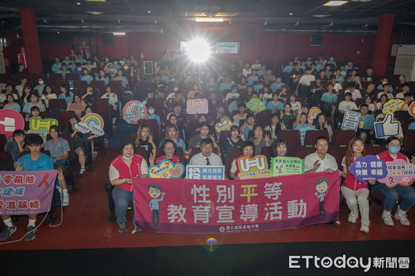 ▲南投縣政府與南投戲院合辦「青春不尷尬」電影放映會，提升青少年性教育認知。（圖／南投縣衛生局提供）