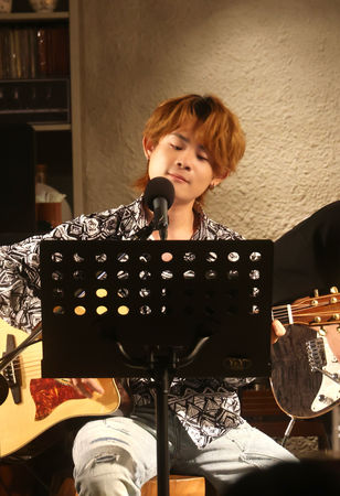 ▲▼吳胤呈一連演唱多首專輯歌曲。（圖／尚時代文創娛樂提供）