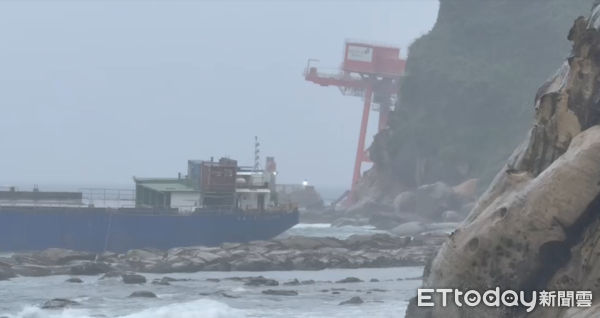 ▲▼             「陸海3號」執行中國籍貨輪「鈺洲啟航」移除作業時擱淺。（圖／記者郭世賢翻攝，下同）