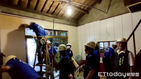 ▲台南市勞工局「做工行善團」假日再啟航，持續為弱勢族群修繕家園，25日共出動多工會志工兵分三路，分赴後壁、安南與南區三處啟動修繕行動。（圖／記者林東良翻攝，下同）