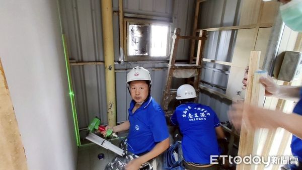 ▲台南市勞工局「做工行善團」假日再啟航，持續為弱勢族群修繕家園，25日共出動多工會志工兵分三路，分赴後壁、安南與南區三處啟動修繕行動。（圖／記者林東良翻攝，下同）