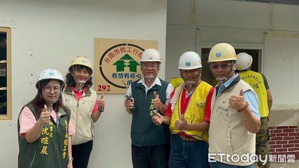 ▲台南市勞工局「做工行善團」假日再啟航，持續為弱勢族群修繕家園，25日共出動多工會志工兵分三路，分赴後壁、安南與南區三處啟動修繕行動。（圖／記者林東良翻攝，下同）