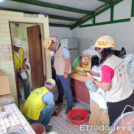 ▲台南市勞工局「做工行善團」假日再啟航，持續為弱勢族群修繕家園，25日共出動多工會志工兵分三路，分赴後壁、安南與南區三處啟動修繕行動。（圖／記者林東良翻攝，下同）