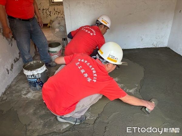 ▲台南市勞工局「做工行善團」假日再啟航，持續為弱勢族群修繕家園，25日共出動多工會志工兵分三路，分赴後壁、安南與南區三處啟動修繕行動。（圖／記者林東良翻攝，下同）