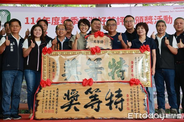 ▲南投縣長許淑華為名間農會春茶比賽頒獎。（圖／南投縣政府提供）