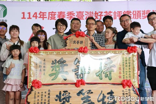 ▲南投縣長許淑華為名間農會春茶比賽頒獎。（圖／南投縣政府提供，下同）
