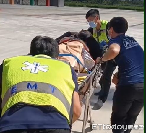 ▲▼搜救人員先將荷蘭男遊客固定在擔架上，直升機吊掛傷患，吊掛到安全地區後緊急將他送醫             。（圖／記者陳以昇翻攝）