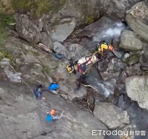 ▲▼搜救人員先將荷蘭男遊客固定在擔架上，直升機吊掛傷患，吊掛到安全地區後緊急將他送醫             。（圖／記者陳以昇翻攝）