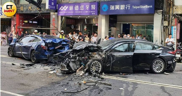 本月23日台北市重慶南路發生重大車禍。（圖／薛孟杰攝）