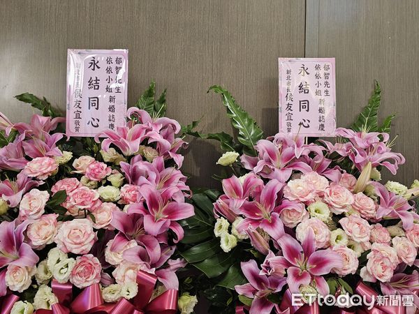 ▲▼藝人納豆＆依依婚禮-侯友宜花籃。（圖／記者周宸亘攝）