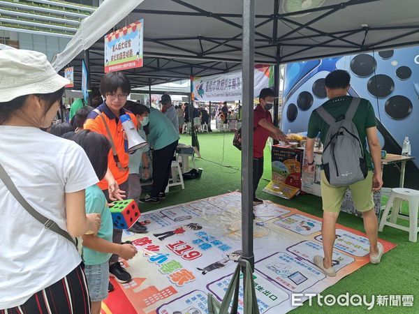 ▲南紡購物中心前，家扶中心與消防局合辦「兒童保護嘉年華」，親子同樂學防災。（記者林東良翻攝，下同）