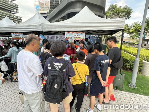▲南紡購物中心前，家扶中心與消防局合辦「兒童保護嘉年華」，親子同樂學防災。（記者林東良翻攝，下同）