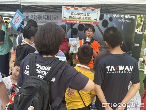 ▲南紡購物中心前，家扶中心與消防局合辦「兒童保護嘉年華」，親子同樂學防災。（記者林東良翻攝，下同）