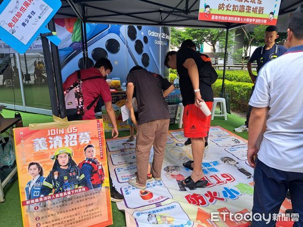 ▲南紡購物中心前，家扶中心與消防局合辦「兒童保護嘉年華」，親子同樂學防災。（記者林東良翻攝，下同）