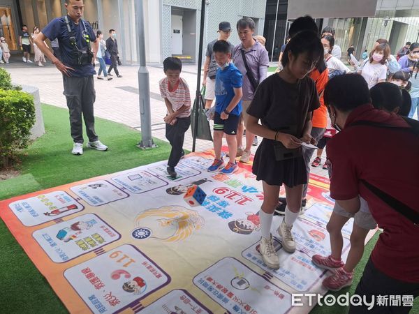 ▲南紡購物中心前，家扶中心與消防局合辦「兒童保護嘉年華」，親子同樂學防災。（記者林東良翻攝，下同）