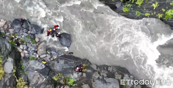 ▲▼             屏東霧台迴旋谷附近溪水暴漲，9人一度受困。（圖／記者陳崑福翻攝，下同）