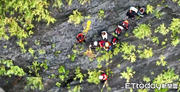 ▲▼             屏東霧台迴旋谷附近溪水暴漲，9人一度受困。（圖／記者陳崑福翻攝，下同）