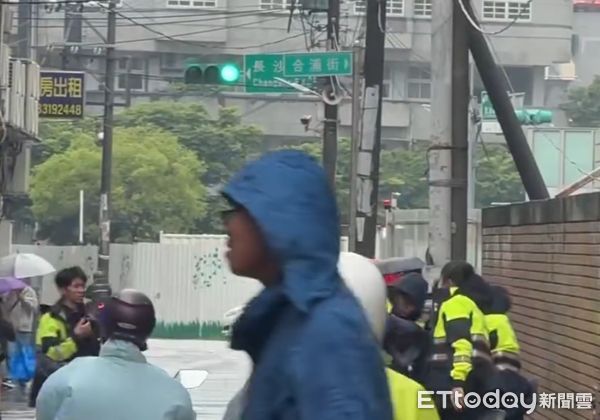 ▲警方獲報架開打2人，但張、陳2男堅持傷害告訴，警方將雙方帶回依法偵辦。（圖／記者楊熾興翻攝）