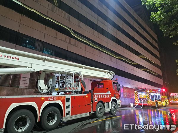 ▲汐止康寧街一棟7樓建築物竄出灰煙。（圖／記者張君豪翻攝）