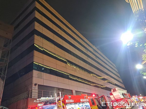 ▲汐止康寧街一棟7樓建築物竄出灰煙。（圖／記者張君豪翻攝）