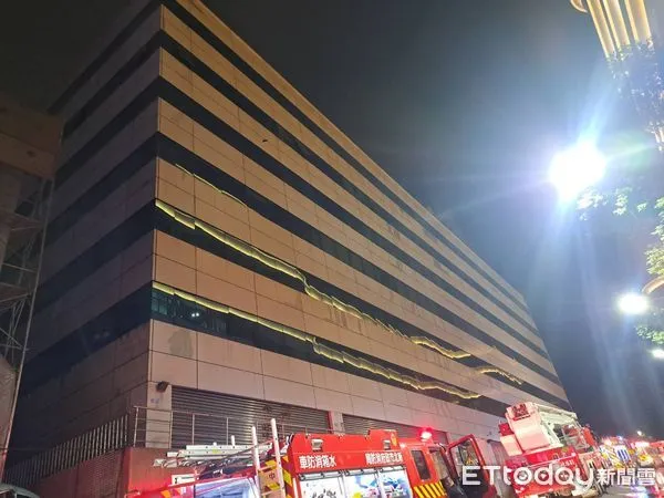 ▲汐止康寧街一棟7樓建築物竄出灰煙。（圖／記者張君豪翻攝）