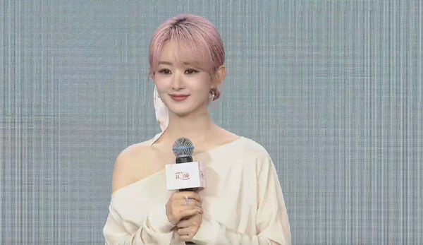 ▲趙麗穎零修圖的狀態也引發討論。（圖／翻攝自微博）