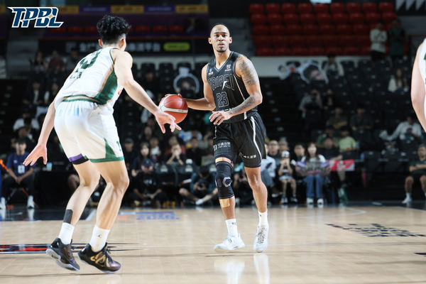 ▲戰神米勒、錢肯尼、雷蒙恩、陳文宏，雲豹克羅馬、高錦瑋。（圖／TPBL職籃提供）