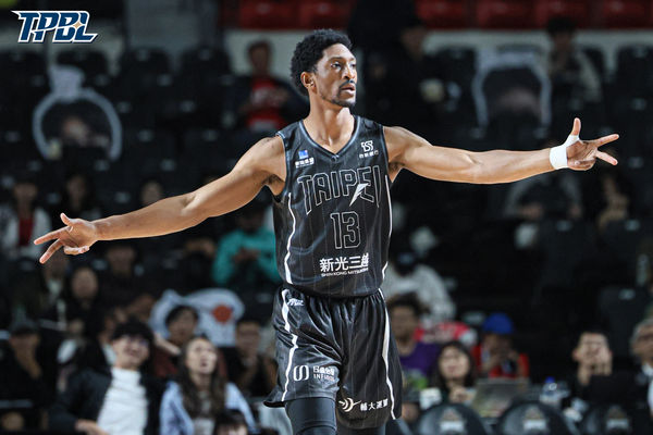 ▲戰神米勒、錢肯尼、雷蒙恩、陳文宏，雲豹克羅馬、高錦瑋。（圖／TPBL職籃提供）