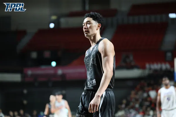 ▲戰神米勒、錢肯尼、雷蒙恩、陳文宏，雲豹克羅馬、高錦瑋。（圖／TPBL職籃提供）