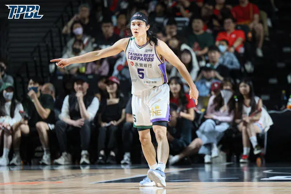 ▲戰神米勒、錢肯尼、雷蒙恩、陳文宏，雲豹克羅馬、高錦瑋。（圖／TPBL職籃提供）