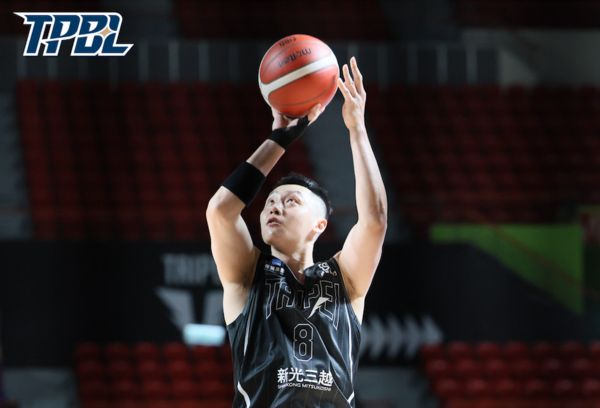 ▲戰神米勒、錢肯尼、雷蒙恩、陳文宏，雲豹克羅馬、高錦瑋。（圖／TPBL職籃提供）