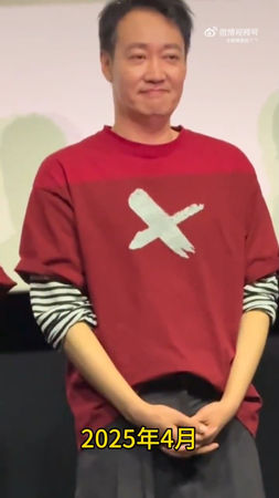 ▲痛失愛妻朱媛媛，辛柏青被挖出強忍淚水的畫面。（圖／翻攝自朱媛媛、辛柏青微博）