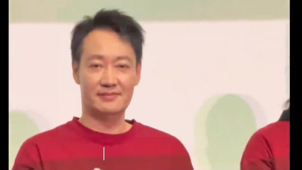 ▲痛失愛妻朱媛媛，辛柏青被挖出強忍淚水的畫面。（圖／翻攝自朱媛媛、辛柏青微博）