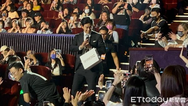 ▲▼直擊／玉澤演來台灣遇變態！　當場解扣秀「性感胸肌」：我會脫，你們這些～。（圖／讀者提供）