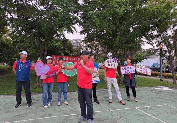 ▲鍾金祥老師宣導「家暴防治」