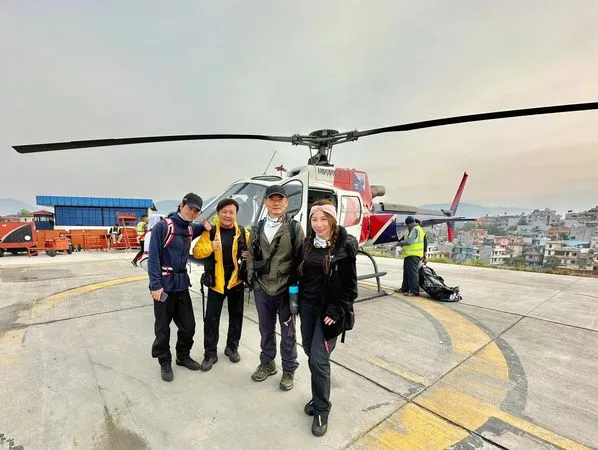 ▲65歲資深媒體人眭澔平(左2)日前與「登山網紅」曾格爾挑戰攀登聖母峰，卻傳出嚴重意外。（圖／翻攝自Facebook／曾格爾Grace Tseng）