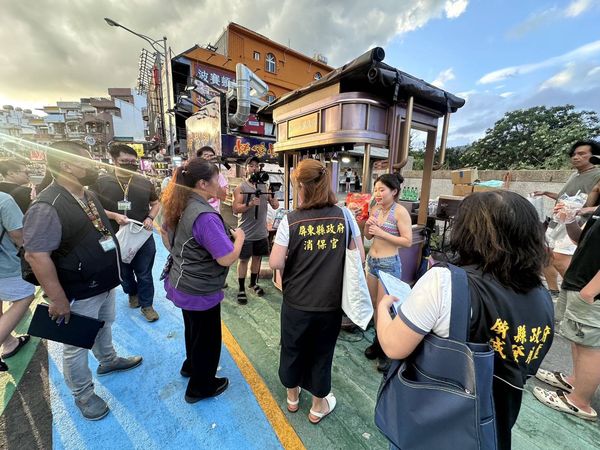 ▲▼墾丁大街調酒攤哄抬價格消費亂象，屏東縣政府強力稽查執法。（圖／屏東縣政府）