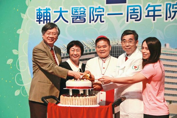 舉重金牌國手郭婞淳（右1）不但在輔大任教，還受邀擔任輔大醫院的健康大使。（翻攝輔大醫院臉書）