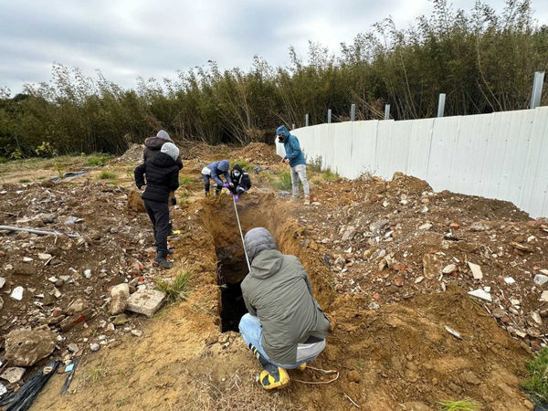 不肖業者租用農地，先挖走沃土再回填廢棄物，土頭和土尾兩頭賺，近年大興土木、海量廢棄物產生的新竹地區尤為嚴重。圖為一處新竹縣濫倒廢棄物土地被查緝。（圖／報系資料庫）