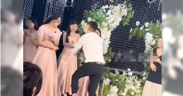 大陸河南有一名男伴郎搶捧花，想向當伴娘的女友求婚，跪下後才發現找錯人，現場氣氛沒尷尬還變得非常歡樂。（圖／翻攝自微博）