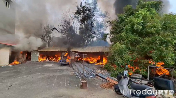 ▲▼台南東山區住宅火警　倉庫延燒住宅疏散8人1人摔傷。（圖／記者林東良翻攝）
