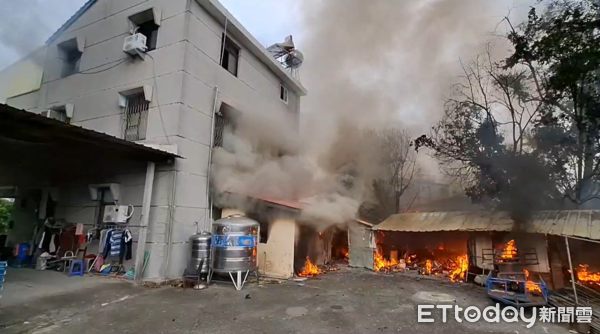 ▲▼台南東山區住宅火警　倉庫延燒住宅疏散8人1人摔傷。（圖／記者林東良翻攝）