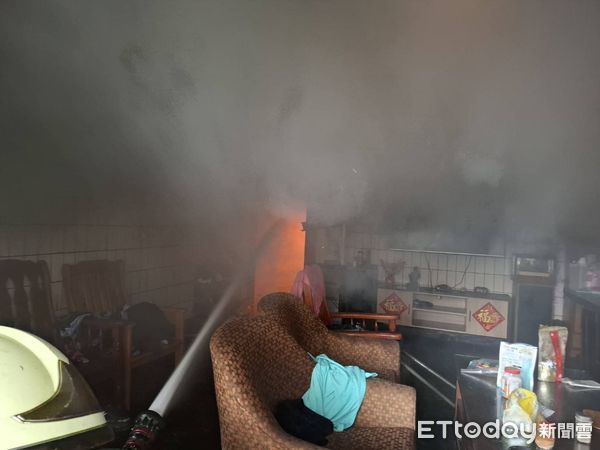 ▲▼台南東山區住宅火警　倉庫延燒住宅疏散8人1人摔傷。（圖／記者林東良翻攝）