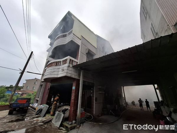 ▲▼台南東山區住宅火警　倉庫延燒住宅疏散8人1人摔傷。（圖／記者林東良翻攝）