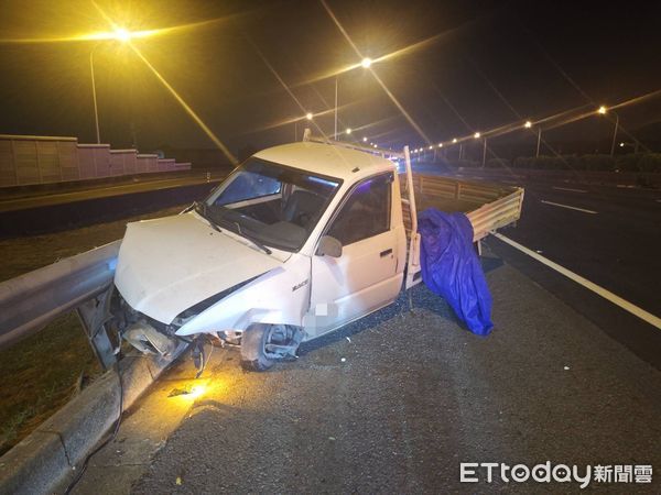 ▲▼國道深夜發生追撞。（圖／記者許宥孺翻攝）