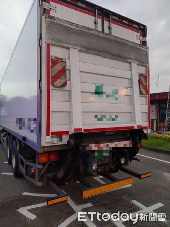 ▲▼國道深夜發生追撞。（圖／記者許宥孺翻攝）