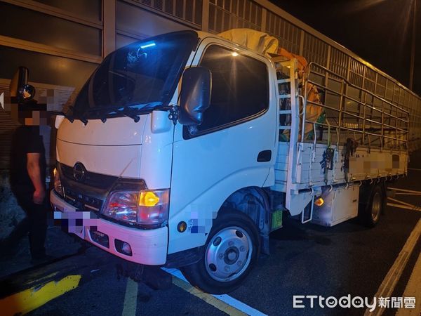 ▲▼國道深夜發生追撞。（圖／記者許宥孺翻攝）