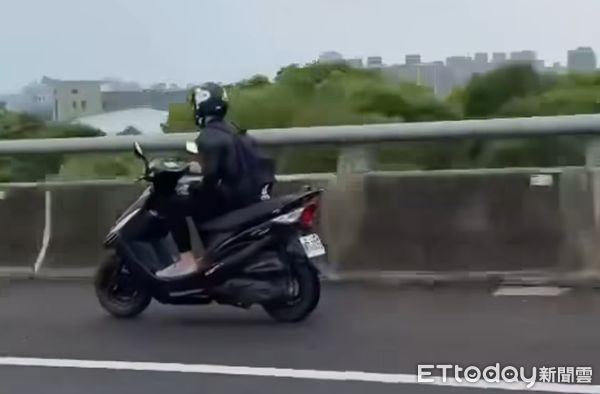 ▲越南籍男子無照狂騎國1五楊高架。（圖／國道公路警察局提供）